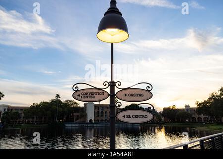 Panneaux indiquant El Centro, Casitas et Convention Center sous la lumière du Coronado Springs Resort de Disney, Lake Buena Vista, Floride. Banque D'Images