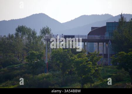 Gwangju, Corée du Sud - 24 septembre 2020 : un visiteur se tient sur la plate-forme d'observation circulaire du Yeongsangang River Cultural Center, Overlookin Banque D'Images