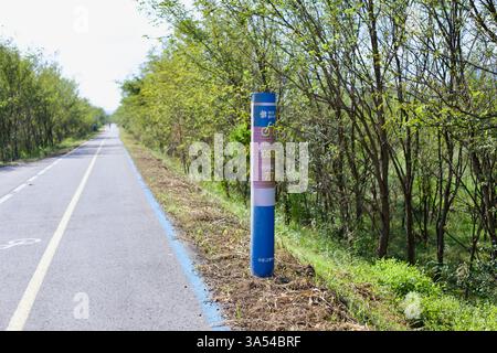 Ville de Gwangju, Corée du Sud - 24 septembre 2020 : un marqueur de distance se dresse le long de la piste cyclable Yeongsangang, indiquant les kilomètres vers les destinations clés. Banque D'Images