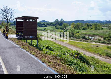 Ville de Gwangju, Corée du Sud - 24 septembre 2020 : un abri de repos en bois avec un banc surplombe un sentier pittoresque au bord de la rivière le long de la piste cyclable Yeongsangang Banque D'Images