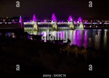 Ville de Gwangju, Corée du Sud - 24 septembre 2020 : le déversoir de Seungchon sur la rivière Yeongsan brille avec une illumination violette vibrante, se reflétant sur la CA Banque D'Images