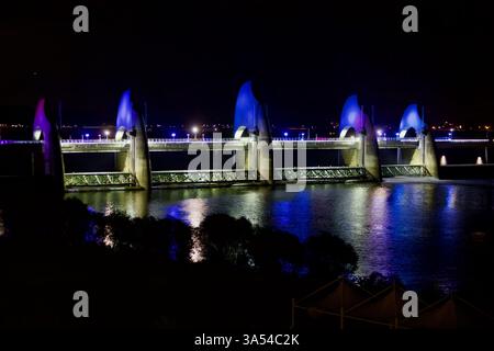 Ville de Gwangju, Corée du Sud - 24 septembre 2020 : Seungchon Weir sur la rivière Yeongsan est illuminé en violet, créant un magnifique reflet de paysage nocturne Banque D'Images