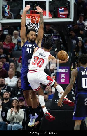 Sacramento, Californie, États-Unis. 20 mars 2025. L'attaquant des Sacramento Kings Trey Lyles (41) bloque le panier contre le garde des Chicago Bulls Tre Jones (30) lors d'un match de la NBA au Golden 1 Center le jeudi 20 mars 2025 à Sacramento. (Crédit image : © Paul Kitagaki Jr./ZUMA Press Wire) USAGE ÉDITORIAL SEULEMENT ! Non destiné à UN USAGE commercial ! Banque D'Images