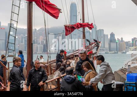 Hong Kong. Chine- 02.20.2025. Les touristes embarquent à bord de la jonque chinoise, Aqua Luna, pour une croisière emblématique de Hong Kong depuis le port de Victoria. Banque D'Images
