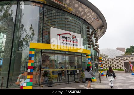 Hong Kong. Chine- 02.21.2025.le panneau de nom et l'entrée du Legoland Discovery Centre, Hong Kong, situé à Tsim Sha Tsui. Banque D'Images