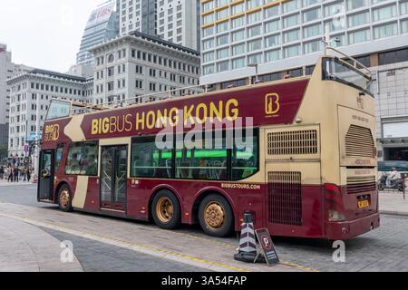 Hong Kong. Chine- 02.21.2025. Un bus à impériale à toit ouvert de la société Big bus Sightseeing services attendant de venir chercher des clients pour une visite du Banque D'Images