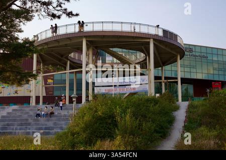 Gwangju, Corée du Sud - 24 septembre 2020 : le pont d'observation circulaire du pavillon culturel de la rivière Yeongsangang offre une vue panoramique sur la rive Banque D'Images