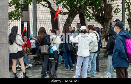 Hong Kong. Chine- 02.21.2025. Visite guidée des groupes visitant les différentes attractions du port Victoria de Tsim Sha Tsui. Banque D'Images
