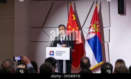(250321) -- BELGRADE, 21 mars 2025 (Xinhua) -- Ren Hongbin, président du Conseil chinois pour la promotion du commerce international (CCPIT), s'adresse au Forum de coopération économique et commerciale Chine-Serbie tenu à Belgrade, Serbie, le 20 mars 2025. Le Forum de coopération économique et commerciale Chine-Serbie s’est tenu jeudi à Belgrade, en Serbie, réunissant plus de 200 représentants des deux pays pour explorer de nouvelles opportunités dans les domaines du commerce, de l’investissement et des industries émergentes. POUR ALLER AVEC 'le forum de Belgrade se concentre sur la promotion de la coopération économique et commerciale Chine-Serbie' (photo de Wang Wei/Xinh Banque D'Images