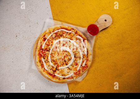 Poulet tikka masala pizza en croûte mince cuite au four à bois Banque D'Images