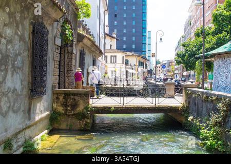 Udine, Italie - 9 juillet 2024. Le canal Roggia di Udine qui traverse Udine, Frioul-Vénétie Julienne. L'un des deux canaux artificiels historiques Banque D'Images