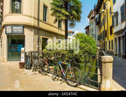 Udine, Italie - 9 juillet 2024. Le canal Roggia di Udine qui traverse Udine, Frioul-Vénétie Julienne. L'un des deux canaux artificiels historiques Banque D'Images