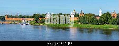 VELIKY NOVGOROD, RUSSIE - 15 JUILLET 2023 : panorama du Kremlin depuis le fleuve Volkhov. Veliky Novgorod Banque D'Images