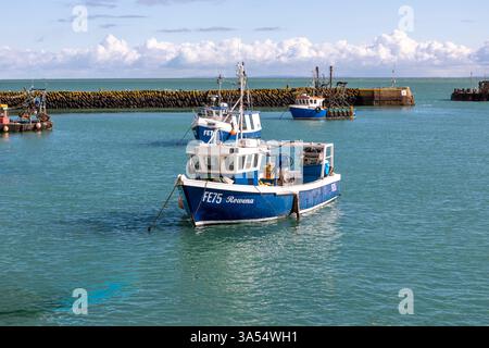 Bateaux de pêche dans le port de Folkestone à marée haute. Banque D'Images
