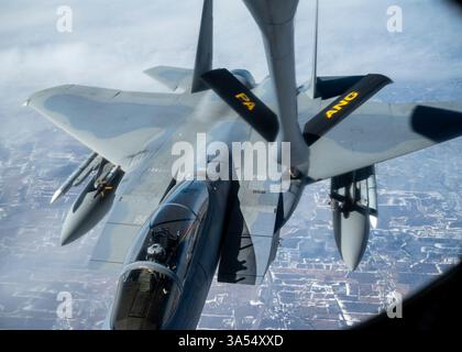 Un F-15 Eagle du NORAD de la 104e escadre de chasse de la Massachusetts Air National Guard et de la région continentale des États-Unis du NORAD reçoit du carburant derrière un KC Banque D'Images