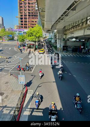 Taipei, Taiwan, angle élevé, scène de rue, conduite de scooters à moteur, immeuble de bureaux, architecture moderne, chantier, Centre-ville, 'Twin Towers' Banque D'Images