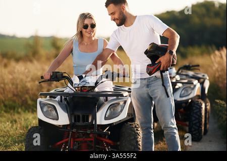En lunettes de soleil, en faisant une pause. Homme et femme sont sur VTT à l'extérieur. Banque D'Images