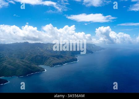 Vue aérienne époustouflante de Hiva Oa dans les îles Marquises, Polynésie française, avec des côtes accidentées, des eaux turquoises, des falaises spectaculaires, et lush Banque D'Images