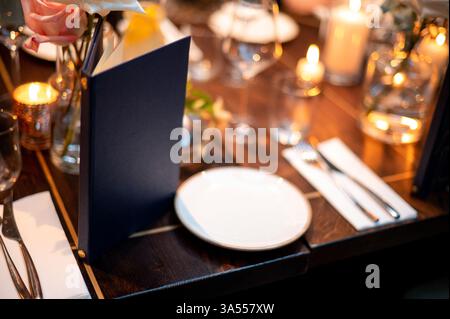 Table de salle à manger élégante avec bougies Banque D'Images