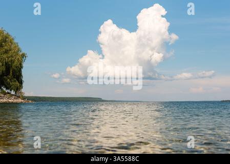Vue sur l'eau du nuage d'orage cumulonimbus au-dessus de la baie Georgienne Banque D'Images