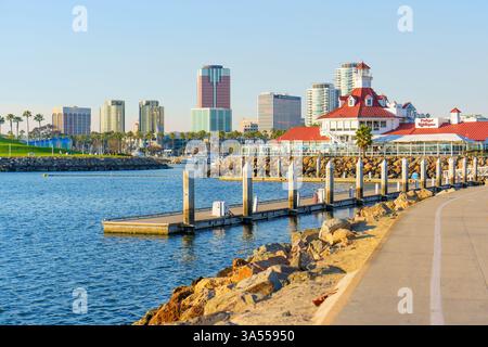 Long Beach, Californie - 11 janvier 2025 : le restaurant de fruits de mer Parker's Lighthouse niché dans Shoreline Village, avec une vue imprenable sur les Banque D'Images