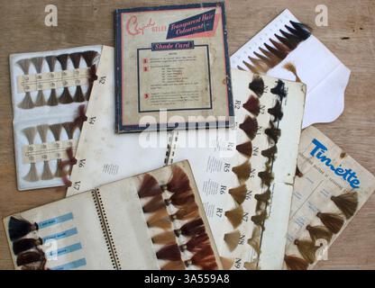 Vieilles cartes de nuance de couleur pour la teinture des cheveux. Banque D'Images