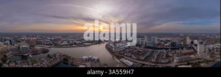 Vue panoramique sur Salford Quays par drone Banque D'Images