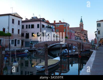 Chioggia, Vénétie, Italie - 11 août 2024- vue tranquille sur canal Vena à Chioggia. Vieille ville du soir Chioggia, Vénétie, Italie Banque D'Images