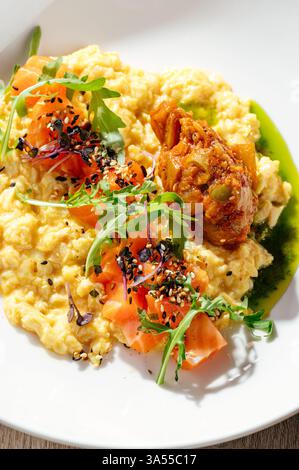 omelette au saumon et aux herbes Banque D'Images