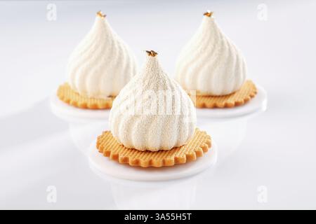 Sur le cookie jaune. Gâteaux sucrés sur la surface blanche. Banque D'Images