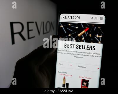 Allemagne. 29 janvier 2025. Dans cette illustration photo, un téléphone portable avec la page Web de la société américaine de cosmétiques Revlon Inc sur l'écran devant le logo. (Photo timon Schneider/SOPA images/SIPA USA) *** strictement à des fins éditoriales *** crédit : SIPA USA/Alamy Live News Banque D'Images