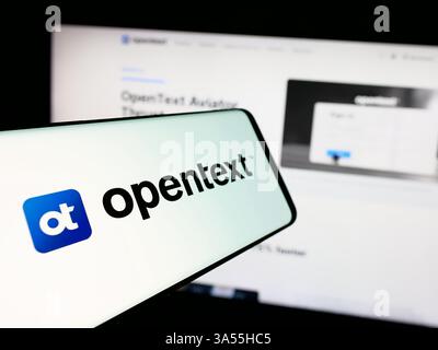 Allemagne. 29 janvier 2025. Dans cette illustration photo, un téléphone intelligent avec le logo de la société canadienne de logiciels OpenText Corporation est vu à l'écran devant le site Web. (Photo timon Schneider/SOPA images/SIPA USA) *** strictement à des fins éditoriales *** crédit : SIPA USA/Alamy Live News Banque D'Images