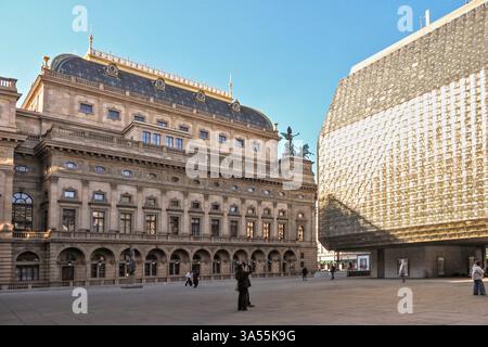 De la construction de droite de la nouvelle scène (Laterna Magika) du Théâtre National et du Théâtre National bâtiment historique à Prague, République Tchèque, fév Banque D'Images