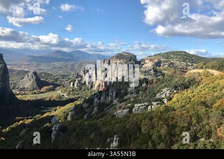Les formations rocheuses à couper le souffle et les anciens monastères des Météores, en Grèce, où l'histoire, la nature et la spiritualité fusionnent dans un panorama grandiose. Banque D'Images