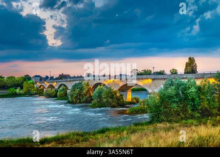 Scène nocturne du pont routier sur la Loire à Amboise - Indre-et-Loire (37), France. Banque D'Images