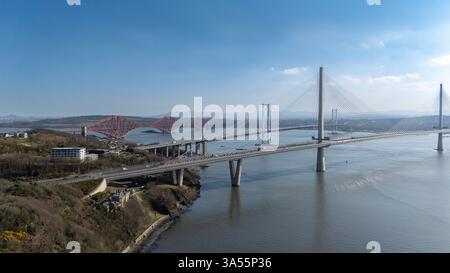 Vue aérienne des trois ponts enjambant le Firth of Forth près d'Édimbourg, en Écosse. Les trois ponts représentent différentes époques de l'ingénierie. Banque D'Images