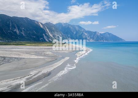Vue aérienne de l'embouchure de la rivière Liwu dans le comté de Hualien, Taiwan Banque D'Images