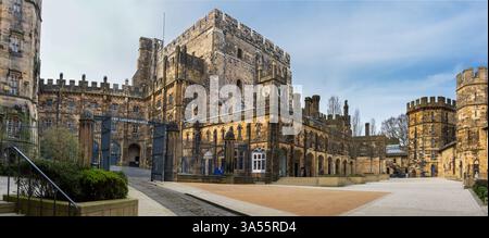 Le château de Lancaster du XIIe siècle. Une ancienne prison et palais de justice maintenant une attraction touristique. La scène de la condamnation à mort sur les sorcières Pendle. Banque D'Images