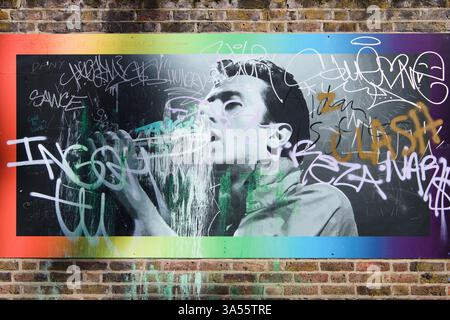 Peinture murale photographique de Joe Strummer du Clash couverte de graffitis sur Portobello Road, Notting Hill, Londres Banque D'Images
