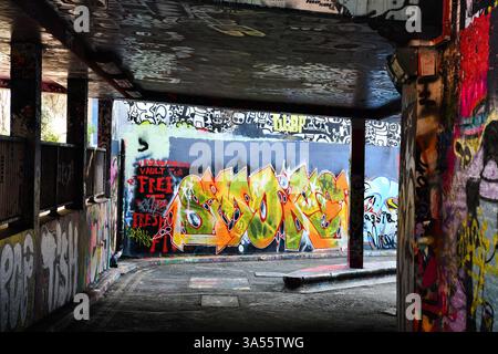 L'entrée du tunnel de Leake Street sous la gare de Waterloo qui est le plus long mur de graffitis légal de Londres Banque D'Images