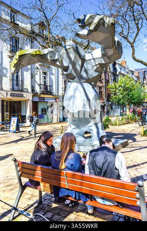 Les jeunes se détendent sur une banquette publique devant la célèbre sculpture du monstre sur la place du Grand marché, Tours, Indre-et-Loire, France. Banque D'Images