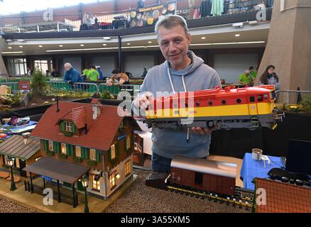 Olomouc, République tchèque. 21 mars 2025. Les modélisateurs aéronautiques, navals et automobiles ont préparé leurs expositions à la veille de la 23ème édition de l'exposition interactive for Model 2025, axée sur les modèles, la collecte et les technologies numériques, les jeux, les jouets et les kits, Olomouc, République tchèque, 21 mars 2025. Modélisateur Jan Barton avec un chemin de fer de jardin en échelle G (1 :2, 5). Crédit : Ludek Perina/CTK photo/Alamy Live News Banque D'Images