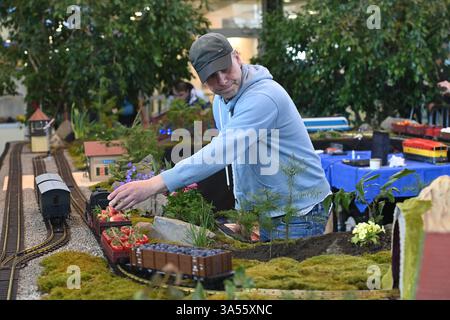 Olomouc, République tchèque. 21 mars 2025. Les modélisateurs aéronautiques, navals et automobiles ont préparé leurs expositions à la veille de la 23ème édition de l'exposition interactive for Model 2025, axée sur les modèles, la collecte et les technologies numériques, les jeux, les jouets et les kits, Olomouc, République tchèque, 21 mars 2025. Modélisateur Jan Barton avec un chemin de fer de jardin en échelle G (1 :2, 5). Crédit : Ludek Perina/CTK photo/Alamy Live News Banque D'Images