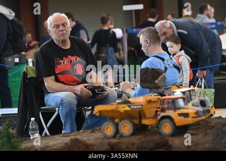 Olomouc, République tchèque. 21 mars 2025. Les modélisateurs aéronautiques, navals et automobiles ont préparé leurs expositions à la veille de la 23ème édition de l'exposition interactive for Model 2025, axée sur les modèles, la collecte et les technologies numériques, les jeux, les jouets et les kits, Olomouc, République tchèque, 21 mars 2025. Crédit : Ludek Perina/CTK photo/Alamy Live News Banque D'Images