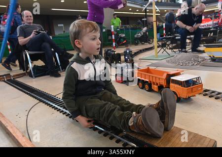 Olomouc, République tchèque. 21 mars 2025. Les modélisateurs aéronautiques, navals et automobiles ont préparé leurs expositions à la veille de la 23ème édition de l'exposition interactive for Model 2025, axée sur les modèles, la collecte et les technologies numériques, les jeux, les jouets et les kits, Olomouc, République tchèque, 21 mars 2025. Crédit : Ludek Perina/CTK photo/Alamy Live News Banque D'Images
