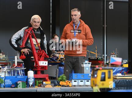 Olomouc, République tchèque. 21 mars 2025. Les modélisateurs aéronautiques, navals et automobiles ont préparé leurs expositions à la veille de la 23ème édition de l'exposition interactive for Model 2025, axée sur les modèles, la collecte et les technologies numériques, les jeux, les jouets et les kits, Olomouc, République tchèque, 21 mars 2025. Crédit : Ludek Perina/CTK photo/Alamy Live News Banque D'Images