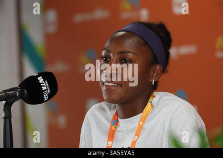 Miami Gardens, Floride, États-Unis. 20 mars 2025. Coco Gauff, des États-Unis, parle aux médias après avoir battu Sofia Kenin, des États-Unis, au deuxième tour le jour 5 de l'Open de Miami au Hard Rock Stadium le 20 mars 2025 à Miami Gardens, Floride crédit : Hoo Me. COM/Media Punch/Alamy Live News Banque D'Images