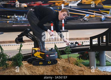 Olomouc, République tchèque. 21 mars 2025. Les modélisateurs aéronautiques, navals et automobiles ont préparé leurs expositions à la veille de la 23ème édition de l'exposition interactive for Model 2025, axée sur les modèles, la collecte et les technologies numériques, les jeux, les jouets et les kits, Olomouc, République tchèque, 21 mars 2025. Crédit : Ludek Perina/CTK photo/Alamy Live News Banque D'Images