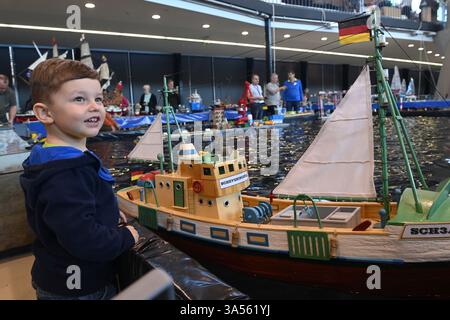 Olomouc, République tchèque. 21 mars 2025. Les modélisateurs aéronautiques, navals et automobiles ont préparé leurs expositions à la veille de la 23ème édition de l'exposition interactive for Model 2025, axée sur les modèles, la collecte et les technologies numériques, les jeux, les jouets et les kits, Olomouc, République tchèque, 21 mars 2025. Crédit : Ludek Perina/CTK photo/Alamy Live News Banque D'Images