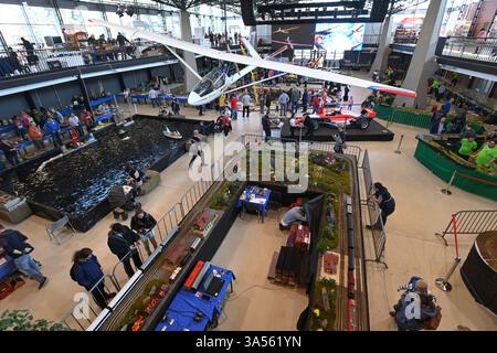 Olomouc, République tchèque. 21 mars 2025. Les modélisateurs aéronautiques, navals et automobiles ont préparé leurs expositions à la veille de la 23ème édition de l'exposition interactive for Model 2025, axée sur les modèles, la collecte et les technologies numériques, les jeux, les jouets et les kits, Olomouc, République tchèque, 21 mars 2025. Crédit : Ludek Perina/CTK photo/Alamy Live News Banque D'Images